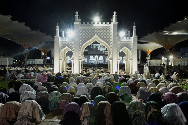 Endonezya'da Ramazan'ın ilk teravihisi.