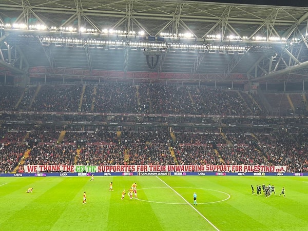 Galatasaray taraftarı da bu kampanya sebebiyle Celtic tribünlerine teşekkür etti ve Filistin pankartları açtı.