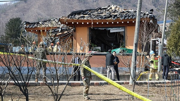 Güney Kore'nin Gyeonggi eyaletinde bulunan Pocheon şehrine bağlı kırsal bir yerleşim bölgesine Güney Kore Hava Kuvvetleri tarafından yanlışlıkla 8 bombanın atıldığı kazada detaylar netleşiyor.