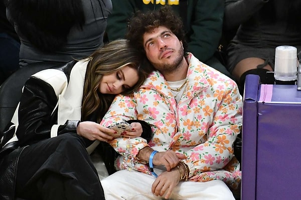 Şimdilerde Benny Blanco ile aşk yaşayan Selena Gomez, biricik aşkını ne kadar sevdiğini her koşulda belli etse de Bieber'lar ile arasındaki gerilim henüz bitmiş değil.