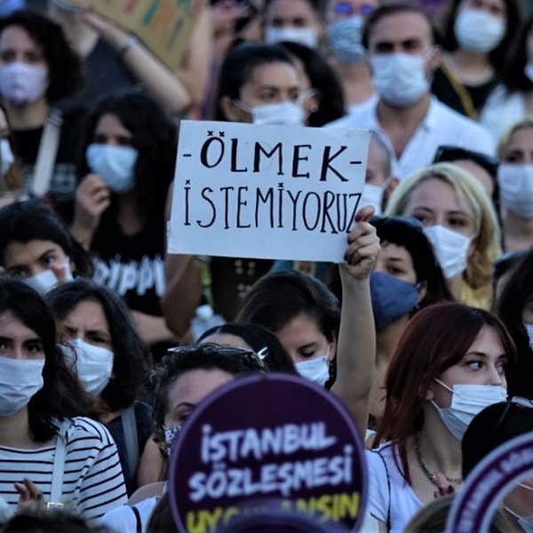 Her sene yüzlerce, binlerce kadınımızın öldürüldüğü, hayattan korkusuzca koparıldığı ülkemizde kadın olmak, öyle kolay değil.