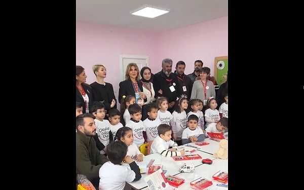 Gülben Ergen'in kurucusu olduğu "Çocuklar Gülsün Diye" derneği Diyarbakır, Bağlar'da Narin Güran adına bir anaokulu açtı.