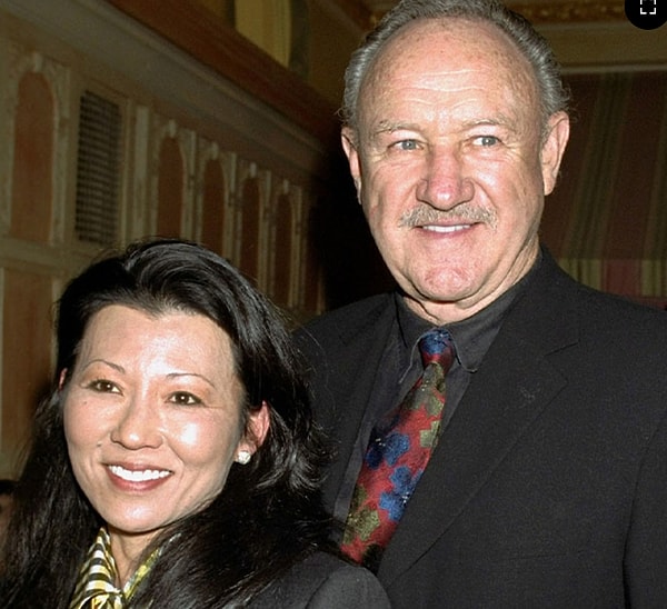 Oscar ödüllü ünlü oyuncu Gene Hackman ve eşi Betsy Arakawa'nın trajik ölümü, Hollywood dünyasında büyük bir şok etkisi yarattı. 26 Şubat’ta New Mexico'daki evlerinde ölü bulunan çiftin ölüm nedeni yapılan araştırmalarla netlik kazandı. Hackman'ın ölümünün kalp hastalığına bağlı olduğu, Arakawa'nın ise hantavirüs nedeniyle hayatını kaybettiği açıklandı. Arakawa'nın ölümünden bir hafta sonra Hackman'ın vefat ettiği, ünlü oyuncunun ileri derecede Alzheimer hastası olduğu ve eşinin ölümünden haberi olmadığı ifade edildi. Gelin detaylara birlikte bakalım...