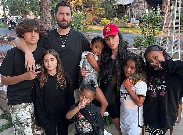 Kardashian-Jenner ailesi yine magazin dünyasının merkezinde. Kourtney Kardashian ve eski eşi Scott Disick’in 15 yaşındaki oğulları Mason Disick hakkında ortaya atılan ‘baba oldu’ iddiası sosyal medyayı adeta çalkaladı. Mason’a ait olduğu öne sürülen bir Instagram hesabından yapılan paylaşımlar genç ismin bir çocuğu olduğu yönündeki söylentileri körükledi.   Günlerdir sessiz kalan Kardashian-Jenner ailesinden ilk açıklama Kourtney Kardashian’dan geldi. Ünlü reality show yıldızı Instagram hesabından yaptığı net bir açıklamayla iddialara noktayı koydu. İşte detaylar…