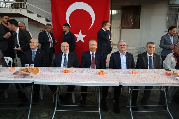 Adana’nın Yüreğir ilçesinde bulunan ünlü Kiremithane Mahallesi’nde iftar programı düzenlendi.