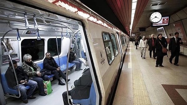 Gözaltına alınan İBB Başkanı Ekrem İmamoğlu sağlık kontrolüne götürülüyor. Taksim metrosu İstanbul Valiliğinin emriyle kapatıldı.