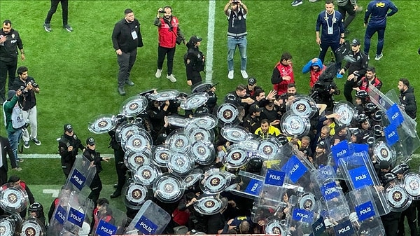 Fenerbahçe'nin RAMS Park'taki galibiyet sevincinde stadyum müdürünün boynunda kırık meydana gelmişti.