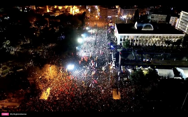 İstanbul'da yaklaşık 300 bin kişi Ekrem İmamoğlu'na destek için Saraçhane'ye akın etti.