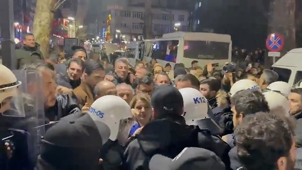 Pek çok il ve ilçede CHP'li yöneticiler protesto yürüyüşü düzenleyen halka eşlik etti.