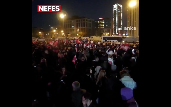 Ekrem İmamoğlu 19 Mart sabahı evine gelen ekiplerce Vatan Caddesi'ndeki emniyet müdürlüğüne götürüldü.