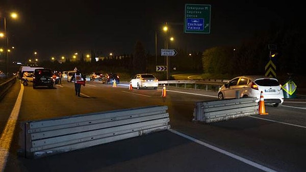 İstanbul Valiliği, 19 Mart'tan beri süren eylem yasağını 27 Mart'a kadar uzattı. Buna ek olarak şehre giriş ve çıkışlara kısıtlama getirdi.