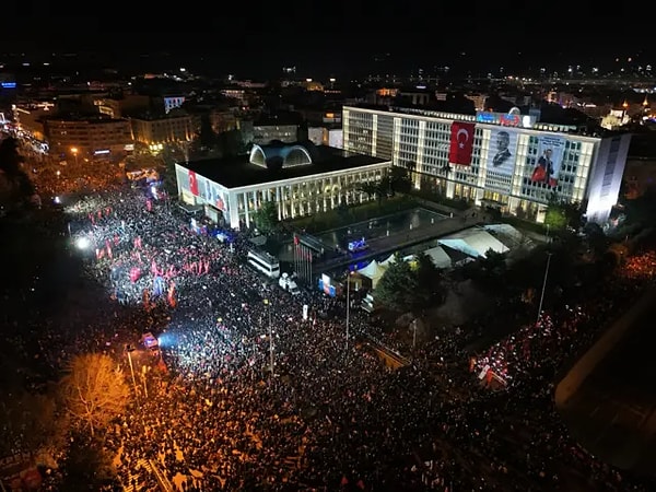 Saraçhane'yi yine yüz binler doldurdu.