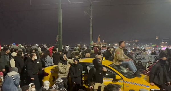 Üniversite öğrencileri de protestolara katılarak dersleri boykot etmeye başladı. Üniversitelerde gün içinde yürüyüşler gerçekleştiriliyor.