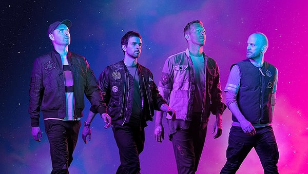 12. Grup üyelerinden Jonny Buckland, gitar yerine piyano çalar.