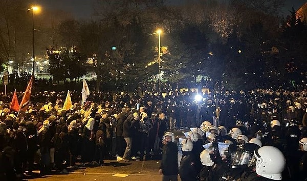 İBB Başkanı Ekrem İmamoğlu'nun gözaltına alınması sonrası İstanbul Saraçhane'de eylemler başladı. Akın akın yurttaşın Saraçhane'ye gitmesiyle eylemler büyüdü.