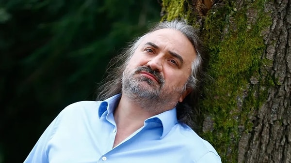 Volkan Konak, bayramın birinci günü sahnede fenalaşmasının ardından hayatını kaybederek tüm sevenlerini yasa boğmuştu.