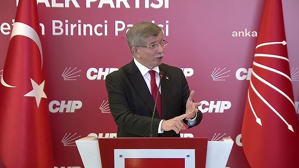 Başka bir açıdan bakıldığında Ahmet Davutoğlu'nun saçlarının normal hali görülebiliyor.