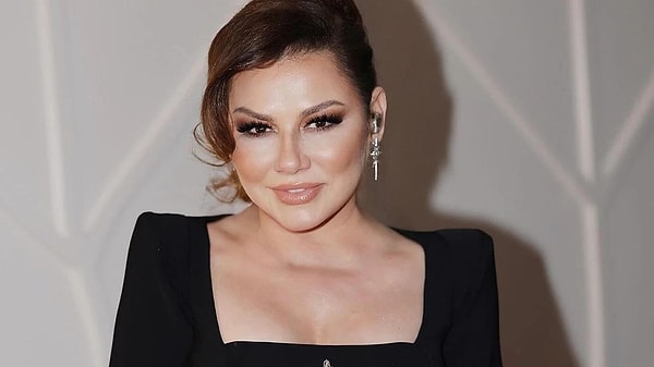 Deniz Seki, 90'lı yıllardan bu yana gerek müziğiyle gerek özel hayatında yaşadıklarıyla magazin dünyasının ilgisini çeken bir isim. Görseli
