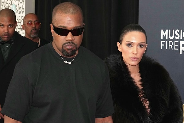 Kanye West'in Twitter (X) hesabını da epey gitgelli kullandığını da görmüşsünüzdür. Son zamanlarda hem Trump hakkında hem de Yahudiler hakkında ağza alınmayacak sözler sarf ediyor.