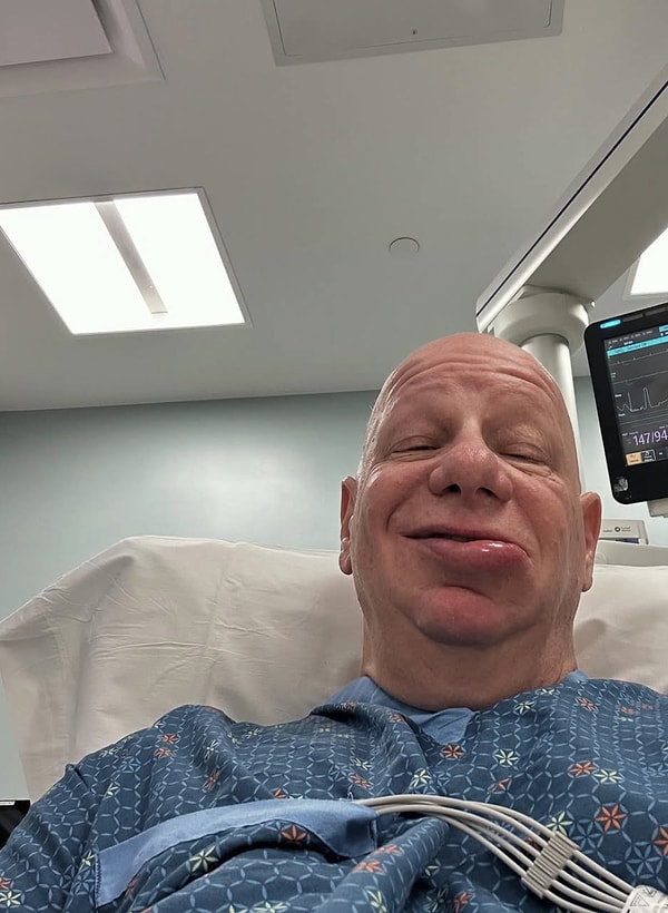 Komedinin sivri dilli ismi Jeff Ross, namıdiğer Roastmaster General, Kaliforniya’daki yeni tek kişilik gösterisi Take a Banana for the Ride’ın açılış gecesini sahnede harika bir performansla tamamladı.