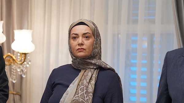 Kızılcık Şerbeti seyircisi, Sibel Taşçıoğlu'nun canlandırdığı Pembe karakterinin diziden ayrılmasıyla hem şaşkın hem üzgün.