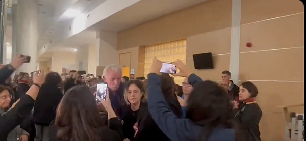 “Gözümün içine bakıyor”