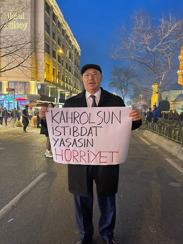 CHP Milletvekili Mahmut Tanal, özellikle sosyal medya kullanıcısı gençler tarafından yaptığı eylemlerle konuşuluyor.