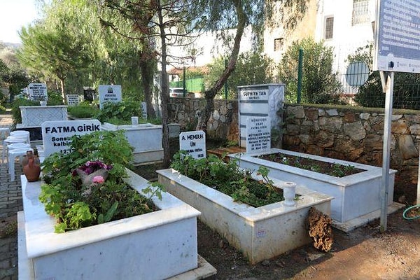 Vasiyeti üzerine Bodrum'da yıllarca aynı yastığa baş koyduğu Memduh Ün’ün yanına defnedildi.