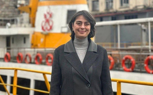 Gazeteci Fuat Uğur, Üsküdar Belediyesi Başkanı Sinem Dedetaş hakkında tepki çeken bir paylaşımda bulunmuştu.