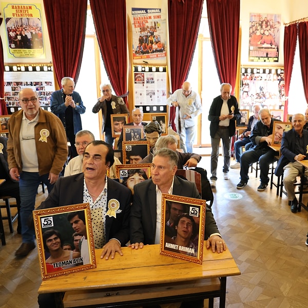 Filmin oyuncularından Ergun Sözen de "Hababam Sınıfı' filmi 50 yıldır bitmeyen bir kültür hazinesi. Ne mutlu ki yine buradayız" dedi ve devam etti: