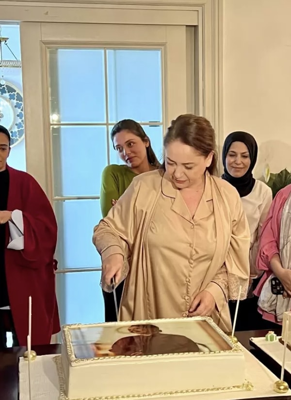 Özellikle Nilay karakterini canlandıran Feyza Civelek’le anlaşamadığı, hatta dizinin senaristlerinden olan ve aynı zamanda Feyza Civelek’in annesi olan Melis Civelek’le de sorunlar yaşadığı iddia edildi. Görseli