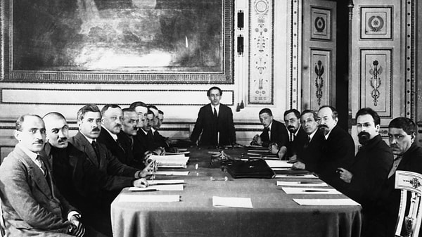 7. 16 Mart 1921'de imzalanan Moskova Antlaşması ile Türkiye'nin bırakmak zorunda kaldığı şehir hangisidir?