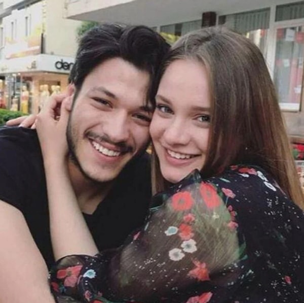 Bir zamanlar ekranların en cool çiftlerinden biri olarak gösterilen Kubilay Aka ve Miray Daner, "Vatanım Sensin" dizisinde başlayan arkadaşlıklarını bir süre sonra aşka çevirmişti.
