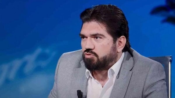 Rasim Ozan Kütahyalı gözaltı sonrası adli kontrol şartıyla serbest bırakıldı. Görseli