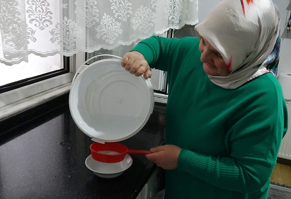 Kayınvalidesi nisan yağmurunun suyunu duşta kullanılan suya da katıyormuş.