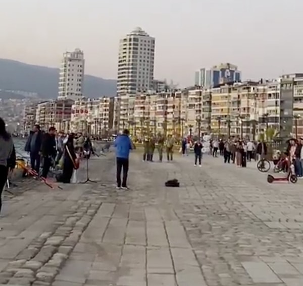 Kordon sahilinde oluşan bu anlık sessizlik ve saygı duruşu, adeta bir tören havası yarattı. Görseli