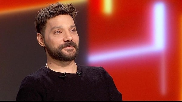 Oğuzhan Uğur, yaptığı projelerle gün geçtikte adını daha da tanınır hale getiren bir isim.