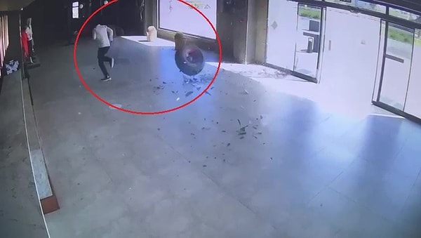 O anlar TikTok’ta bir akım olan “Hayat şaşırtır hep zaten” şarkısıyla paylaşılınca viral oldu.