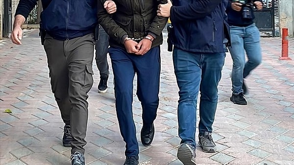 İki araç beni almaya gelmişlerdi. Bindirildiğim araçta sivil polisler, diğer araçta ise amirleri bulunuyordu.