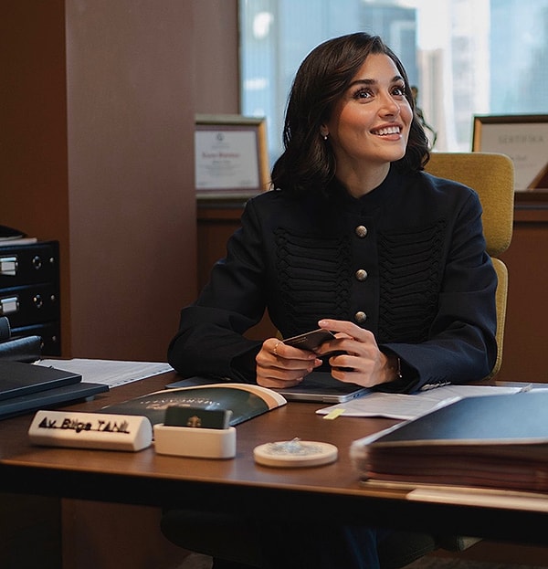 Ekranlarda son olarak "Bambaşka Biri" dizisinde 'Leyla' adında bir savcıya hayat veren Hande Erçel son dönemlerde yeni projeleriyle gündeme geliyor. Görseli