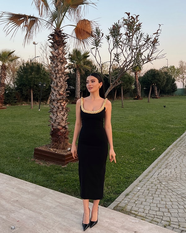 Özge Yağız'ın elbisesini beğendiniz mi?