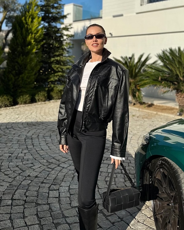 Fahriye Evcen, her zaman olduğu gibi zarif ve şık görünümüyle göz doldurmuş. Bu seçimiyle adından sıkça söz ettiren Evcen, siyahın asaletini bir kez daha gözler önüne serdi.