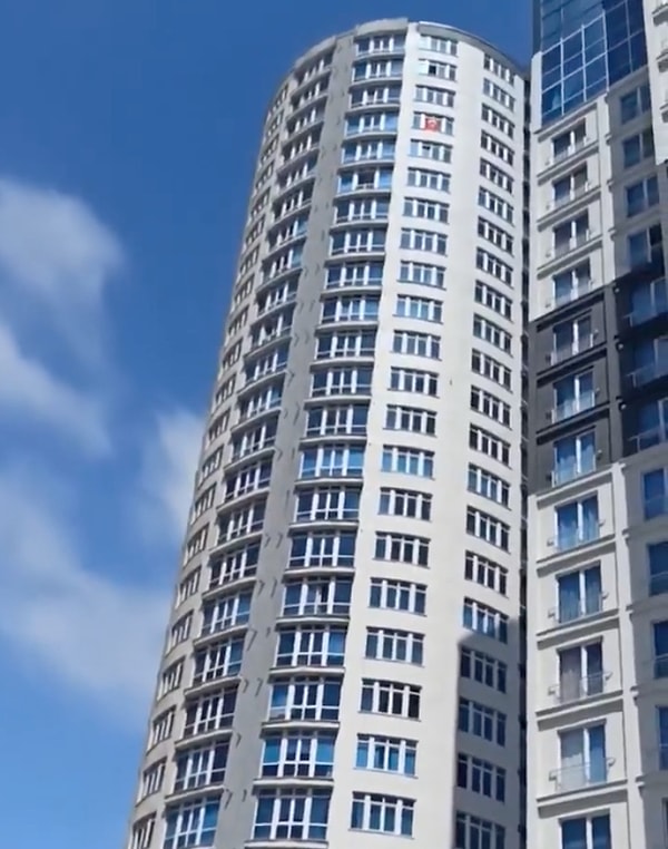 Bugün saat 12:49'da meydana deprem sonrası İstanbul’daki bir binanın sallandığı anlar vatandaş tarafından kaydedildi.