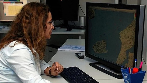 Depremin deniz merkezli meydana geldiğini, şiddetinin denizde 8, karada ise 4-5 olarak ölçüldüğünü açıklayan Özel, 2019'da yaşanan 5,9 büyüklüğündeki depremin artçılarının yaklaşık 1,5 ay sürdüğünün altını çizdi.