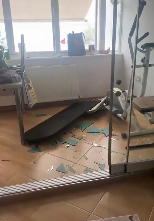 Ciddi kayıplar yaşanmasa da birçok evde çatlaklar meydana geldi.