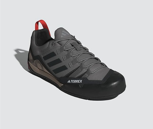 Bu hafif ve gün boyu kullanıma uygun adidas spor ayakkabısı ile her yeri keşfedebilirsiniz.
