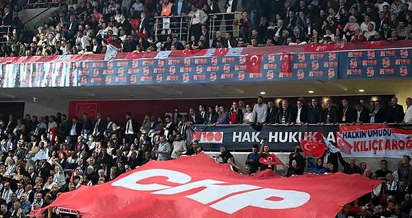 6 Nisan 2025 günü yapılan CHP’nin Olağanüstü Kurultayı’na iptal davası açıldı. Eski delegeler Yılmaz Özkanat ve Hatip Karaaslan'ın kurultayın iptali için başvuru yaptı.