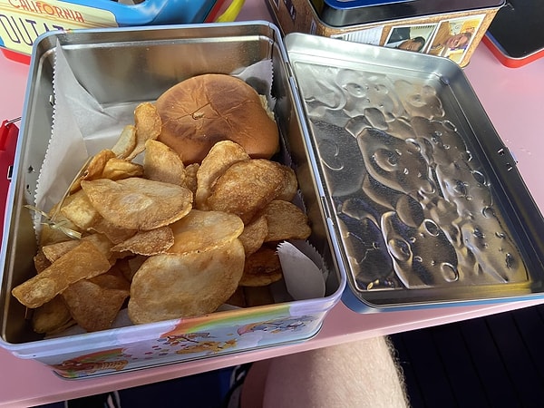 1. İlk lezzetimiz kutuda hamburger ve patates! Görseli