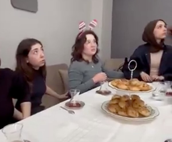 @zeyuser4 isimli kullanıcı tarafından paylaşılan videoda, genç kız pastasının mumlarını üflerken “Deprem olmasın” dileğinde bulundu. Görseli