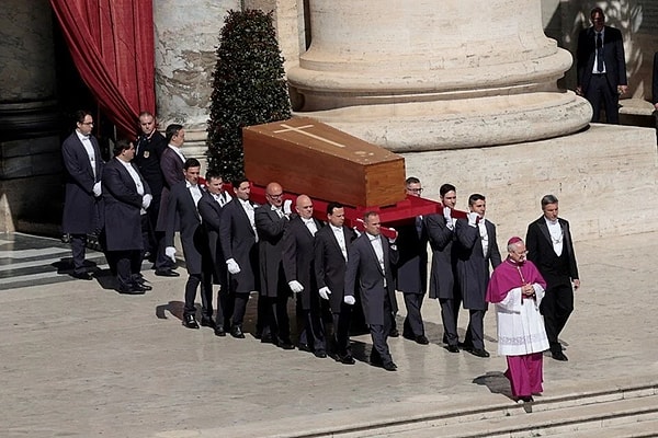 Papa Francis’in naaşı, vasiyeti üzerine Roma'da Azize Büyük Meryem Bazilikası'na (Santa Maria Maggiore) defnedilecek.